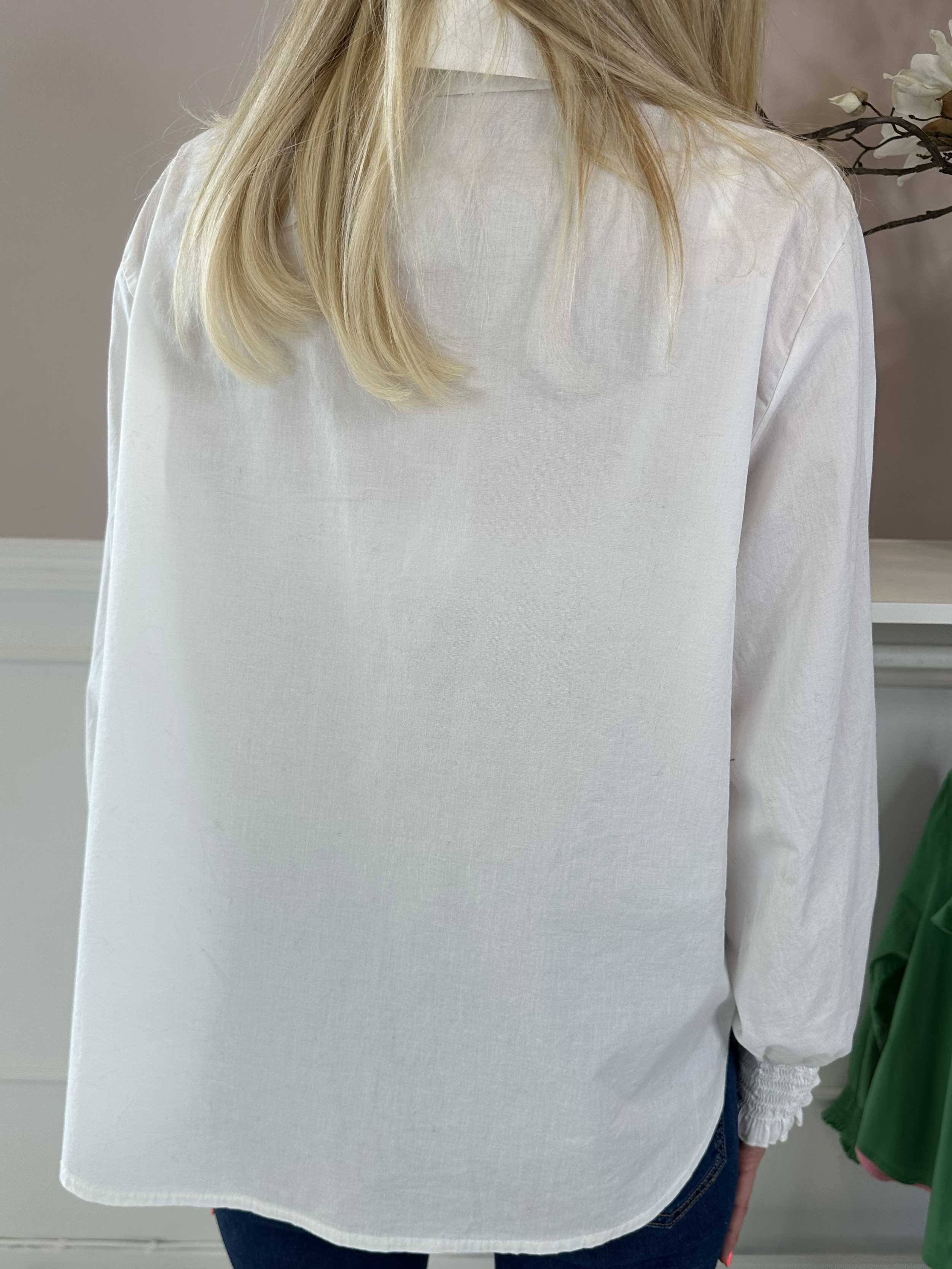 Hera - Skjorta med volanger vid bröstet